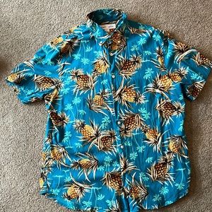 Men’s Old Navy Pineapple Short Sleeve Button Down - Large